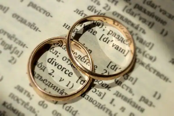 Image of rings removed before divorce mediation Ware